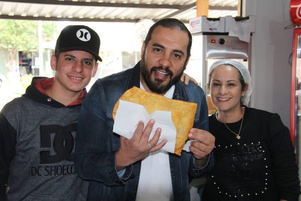 Padre visita e abençoa a Pastelaria do Juliano em Pérola 9