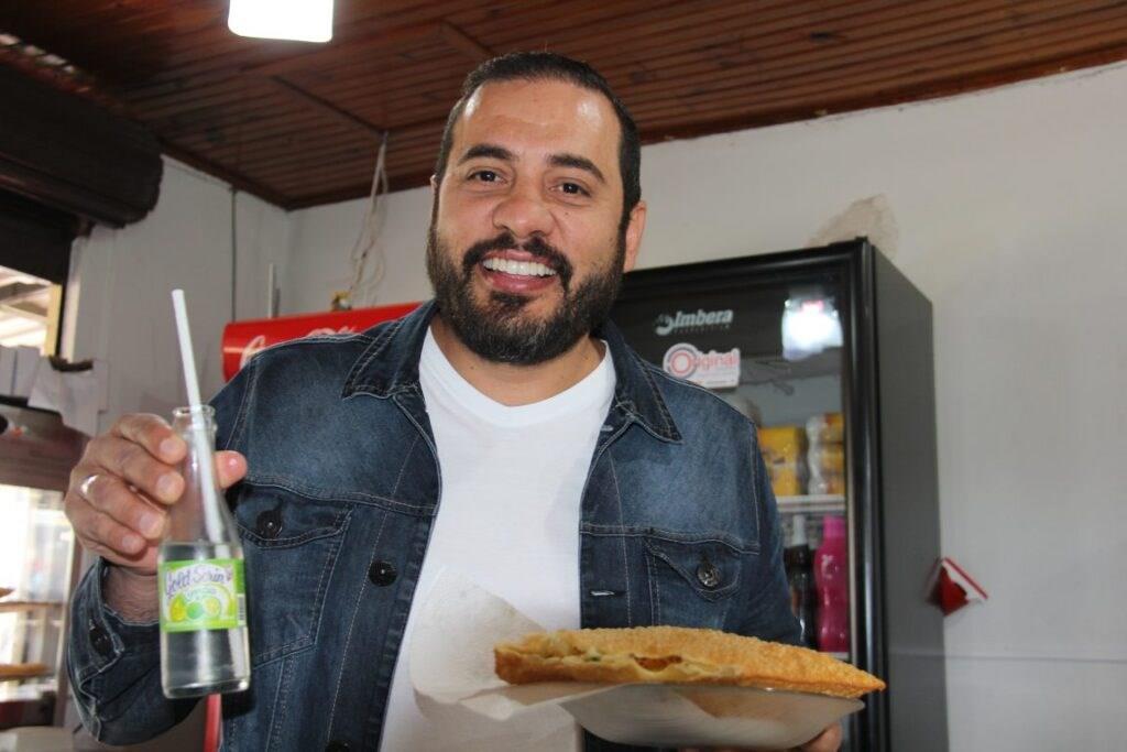 Padre visita e abençoa a Pastelaria do Juliano em Pérola 10