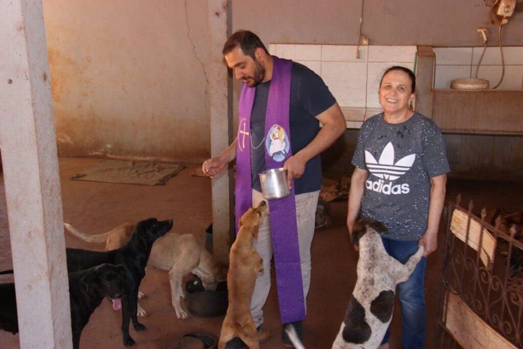 Padre Marcos visitou a Apape, comparou os cuidadores à São Francisco, o santo "protetor" dos animais. 9