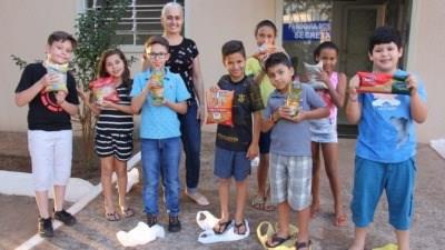 Inspiradas no Evangelho crianças da catequese arrecadam alimentos para as famílias carentes