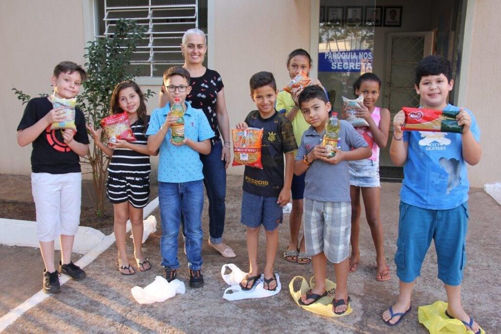 Inspiradas no Evangelho crianças da catequese arrecadam alimentos para as famílias carentes 4