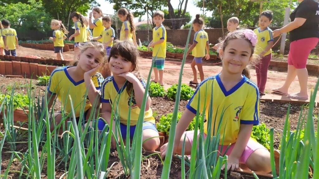 Crianças do CEMEI Recanto Feliz visitaram a horta solidária 5