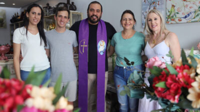 Fernanda Decor recebe Pe Marcos para uma bênção