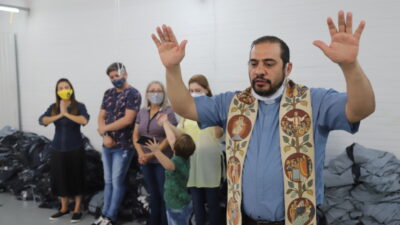 Padre esteve na Dualize Jeans para uma Bênção