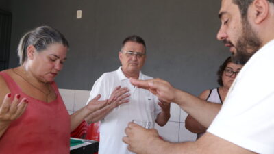 Padre Marcos visitou e abençoou os proprietário do novo Halley Bar II em Pérola