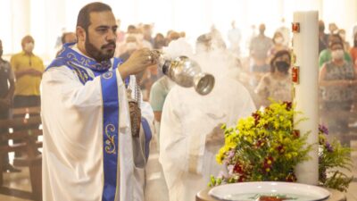 Ao buscar o batismo Jesus assume publicamente a missão salvadora