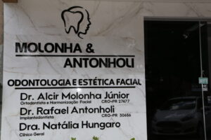 Padre abençoou a "Molonha & Antonholi Odontologia" em Pérola 5