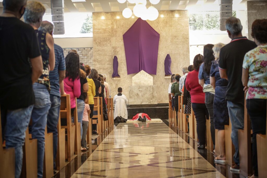 Missa da Ceia e Celebração da Cruz foram celebradas nas duas Igrejas em Pérola 4