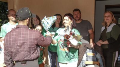 Pastoral Social arrecada e entrega cesta básica e ovos de chocolate à famílias de Pérola