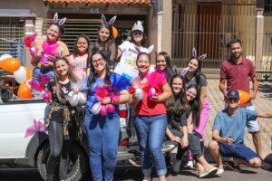 Jovens distribuiram chocolates para crianças neste sábado 4