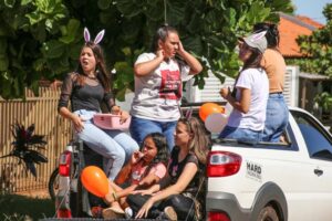 Jovens distribuiram chocolates para crianças neste sábado 5