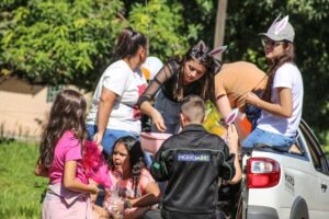 Jovens distribuiram chocolates para crianças neste sábado 8