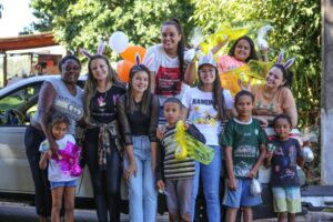 Jovens distribuiram chocolates para crianças neste sábado 11