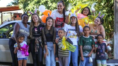 Jovens distribuiram chocolates para crianças neste sábado