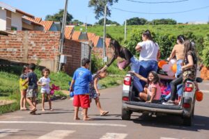 Jovens distribuiram chocolates para crianças neste sábado 14