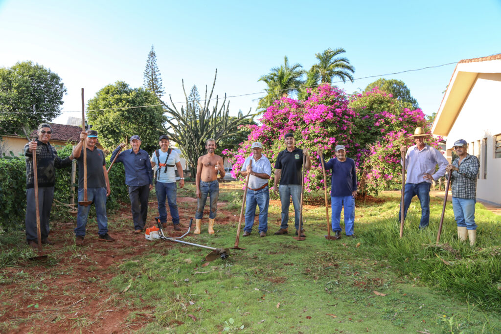 Mutirão de limpeza reúne homens e mulheres 4