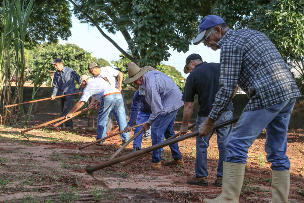 Mutirão de limpeza reúne homens e mulheres 7