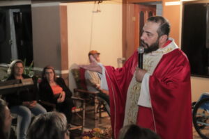 Padre celebrou Missa em residência pelos enfermos da comunidade Nossa Senhora de Lourdes 6