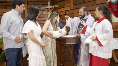 Dezesseis crianças foram batizadas nesse domingo