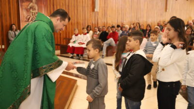 Crianças da catequese receberam Bíblia