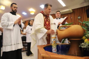 Tríduo Pascal reuniu muitos fiéis na Paróquia, sábado e domingo foi marcado por Batismos. 9