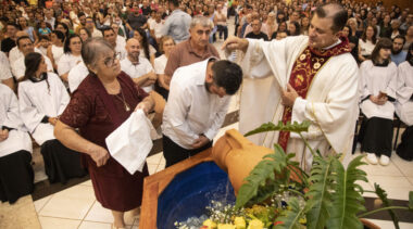 Tríduo Pascal reuniu muitos fiéis na Paróquia, sábado e domingo foi marcado por Batismos.