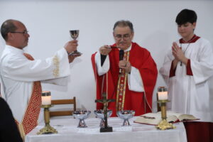 Pe. Marcos celebra uma Missa na CEB São Paulo 17