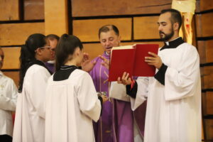 Missas de Cinzas foi celebrada às 06h na Paróquia. Haverão outras três hoje. 4