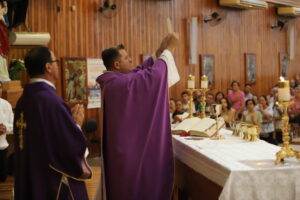Missas de Cinzas foi celebrada às 06h na Paróquia. Haverão outras três hoje. 5